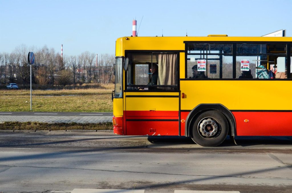 Autobus jadący po drodze