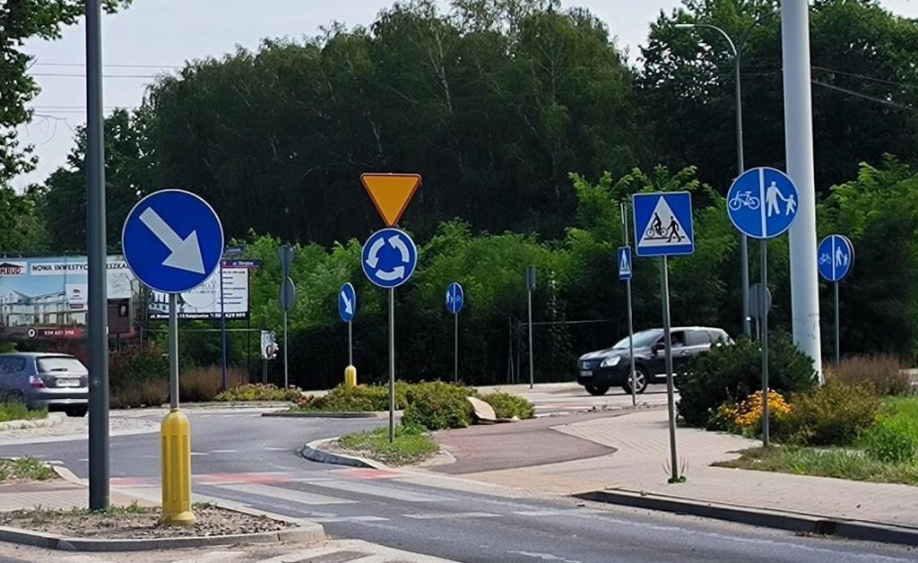 znaki drogowe z widoczną częścią ronda